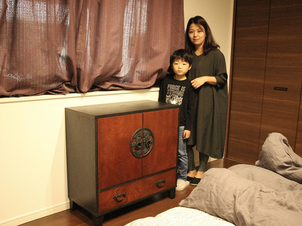 和タンスからリメイクしたナイトテーブルとお客様と記念撮影