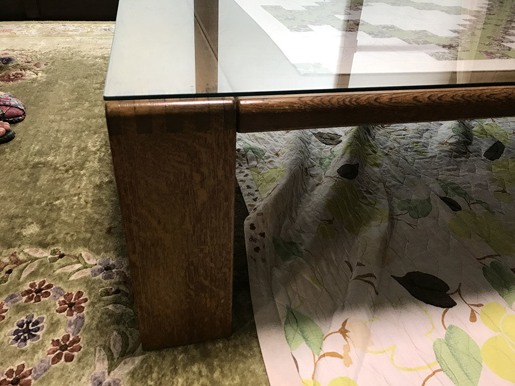 天板と同じ高さから脚が付いている座卓
