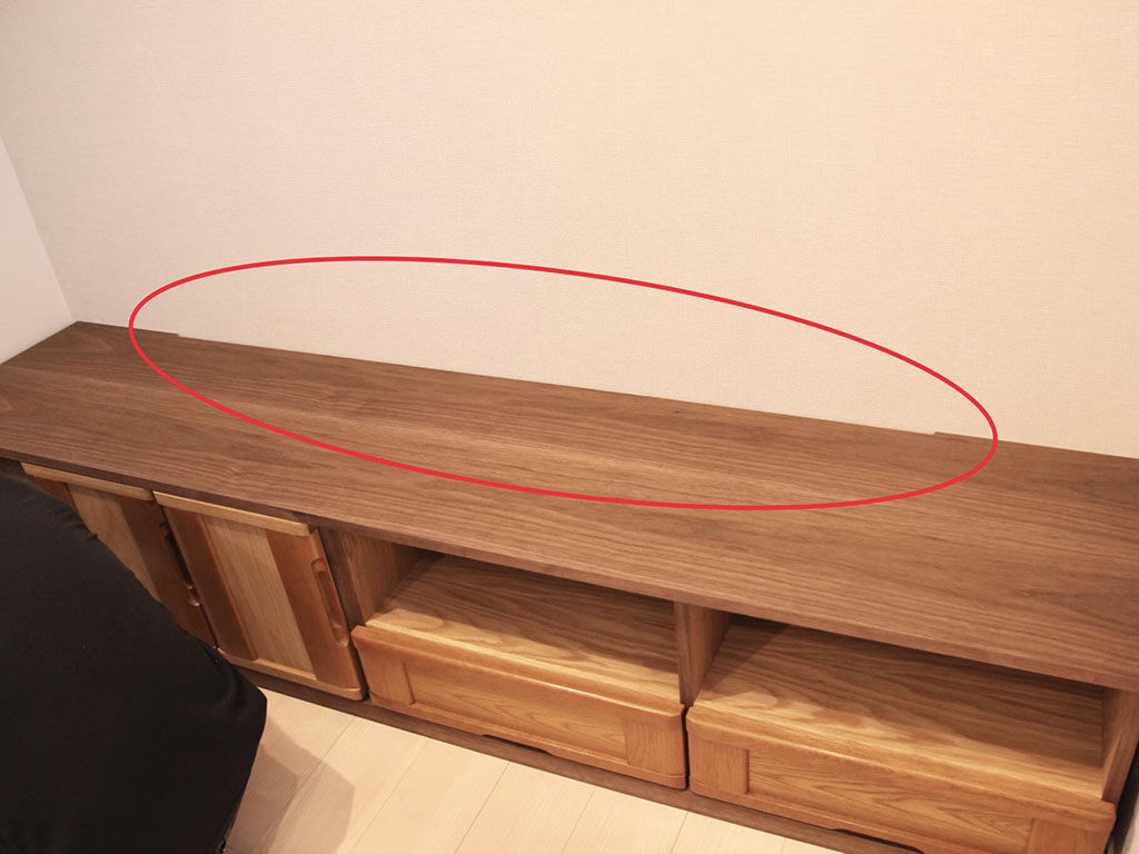 電子機器の配線がスッキリするよう天板背面側に欠きこみを入れたテレビ台