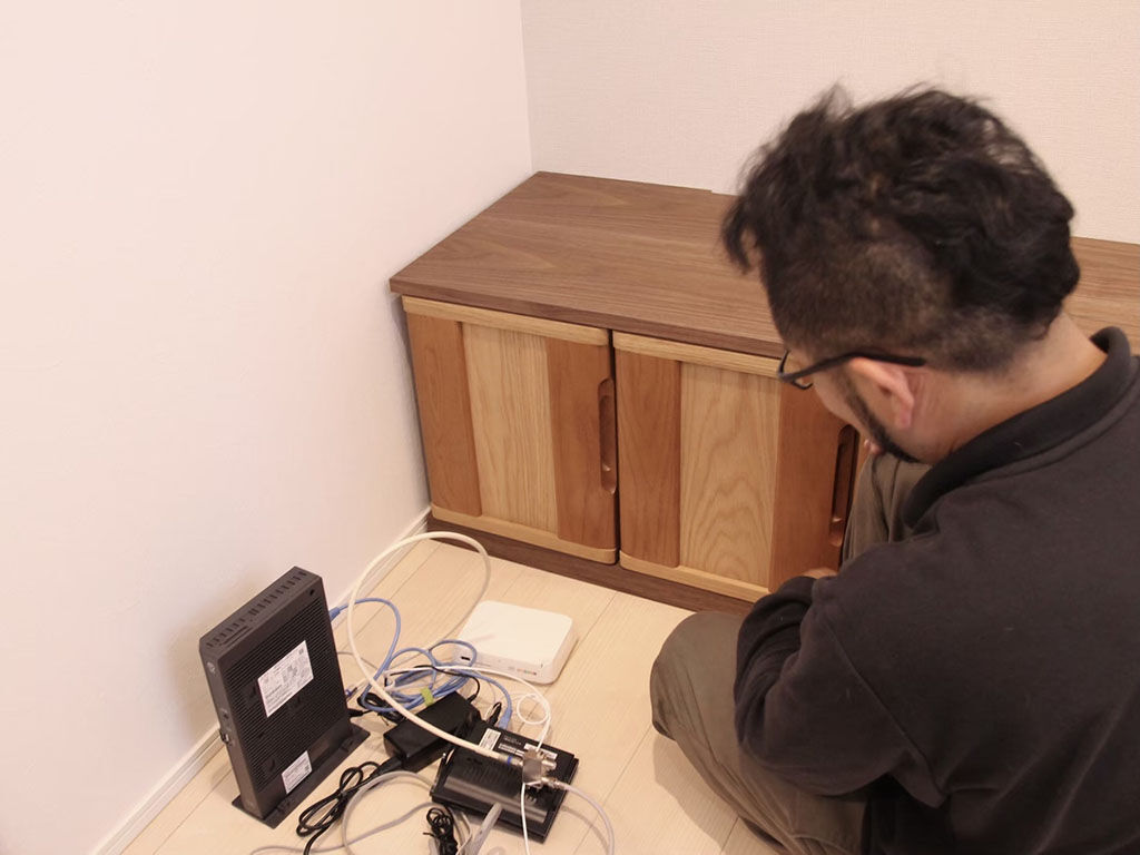ルーターなどを収納&配線できるように扉内部に配線穴を作ったテレビ台