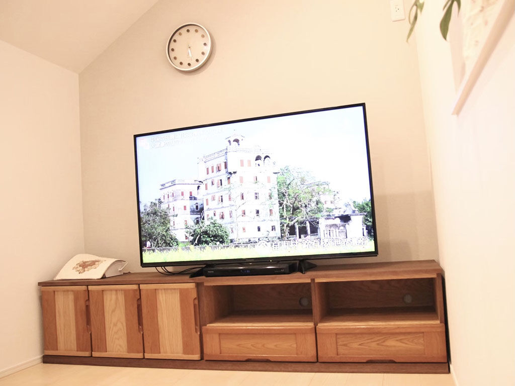 スッキリ配線できるように製作したテレビ台