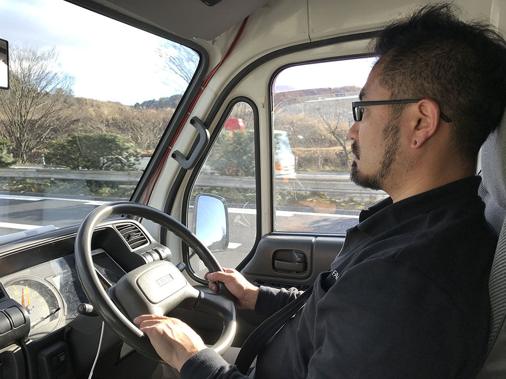 家具の納品に向かうルーツファクトリー代表『家具作りたいおっさん』