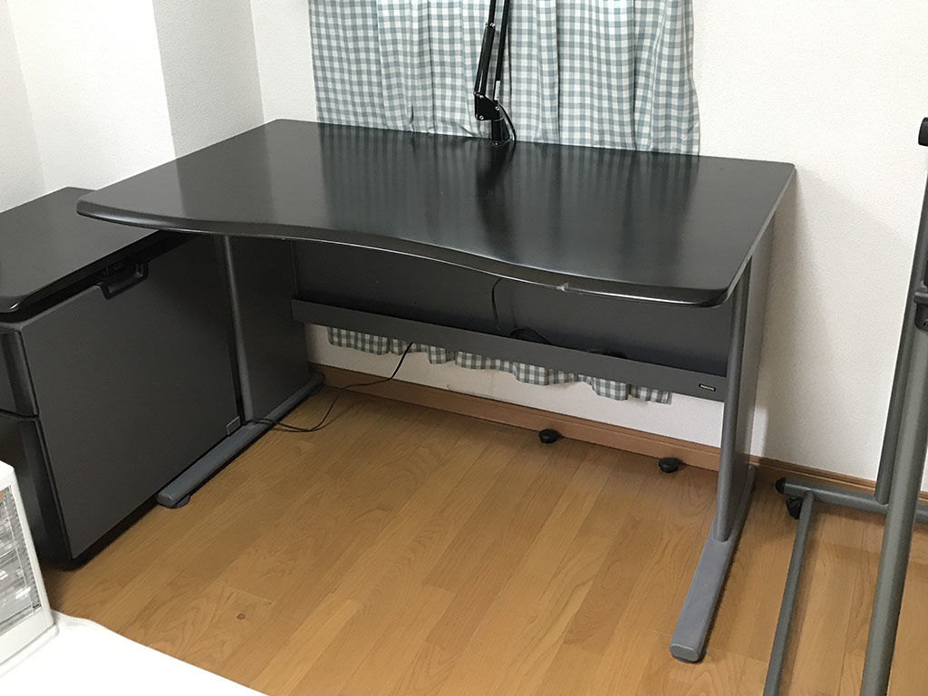 お客様宅で学習机を見ながらリメイクのご相談