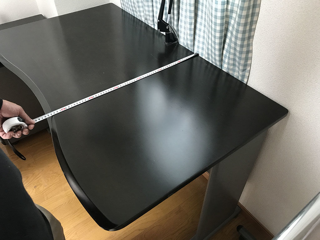 お客様と学習机をローテーブルにリメイクした後のサイズについてご相談