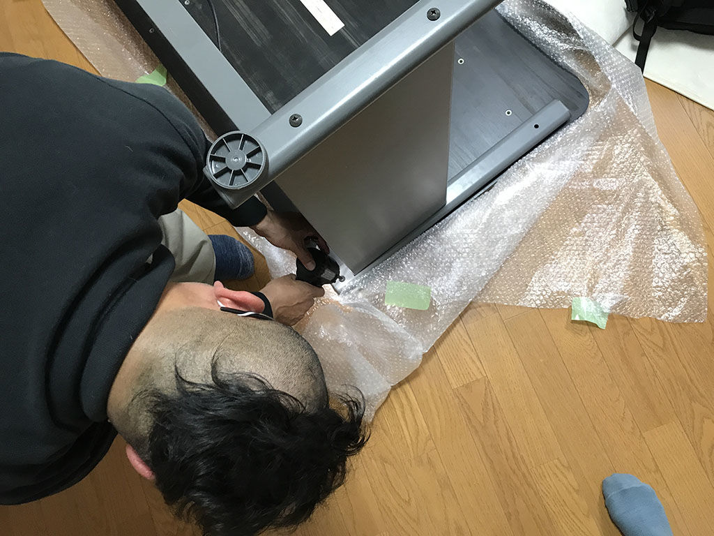 学習机の天板と脚を分解