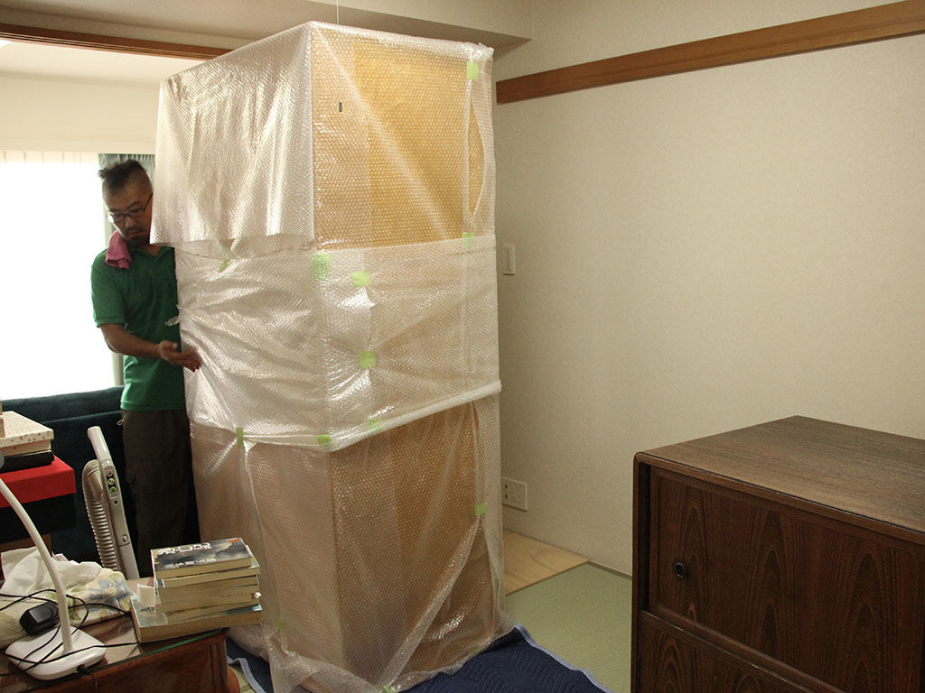 リサイズした婚礼タンスを丁寧に梱包してお客様のご新居に納品