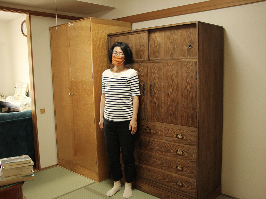リサイズした婚礼タンスとお客様と記念撮影