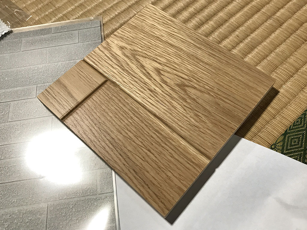 ご新居のフローリングや壁紙のサンプルを拝見しながらテーブルのデザインを決定