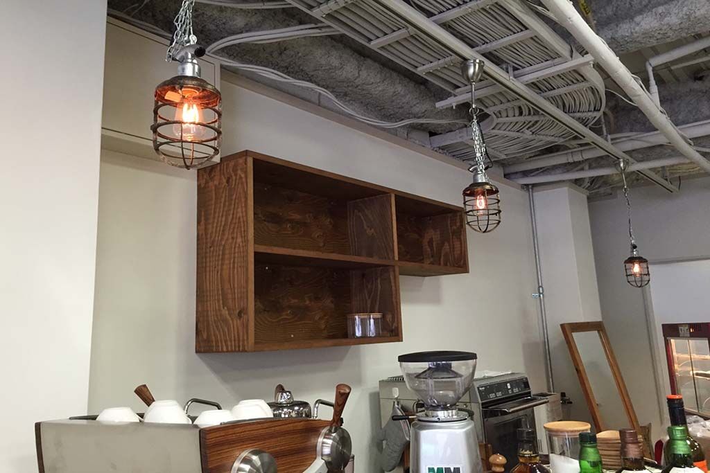 M0051:店舗カウンター用の壁面オープンシェルフをオーダーメイドのイメージ