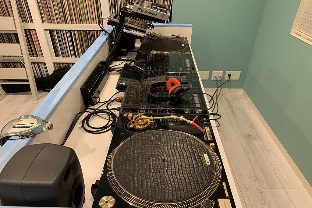 機材を設置したDJブース