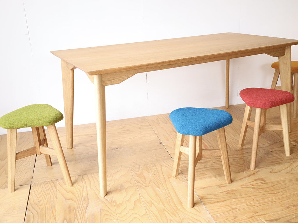 「AZZI-Table」と「DELTA STOOL」