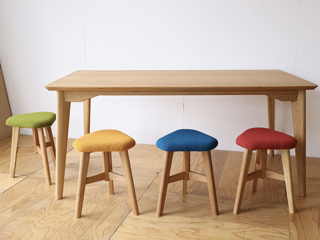 並べて可愛い「AZZI-Table」と「DELTA STOOL」