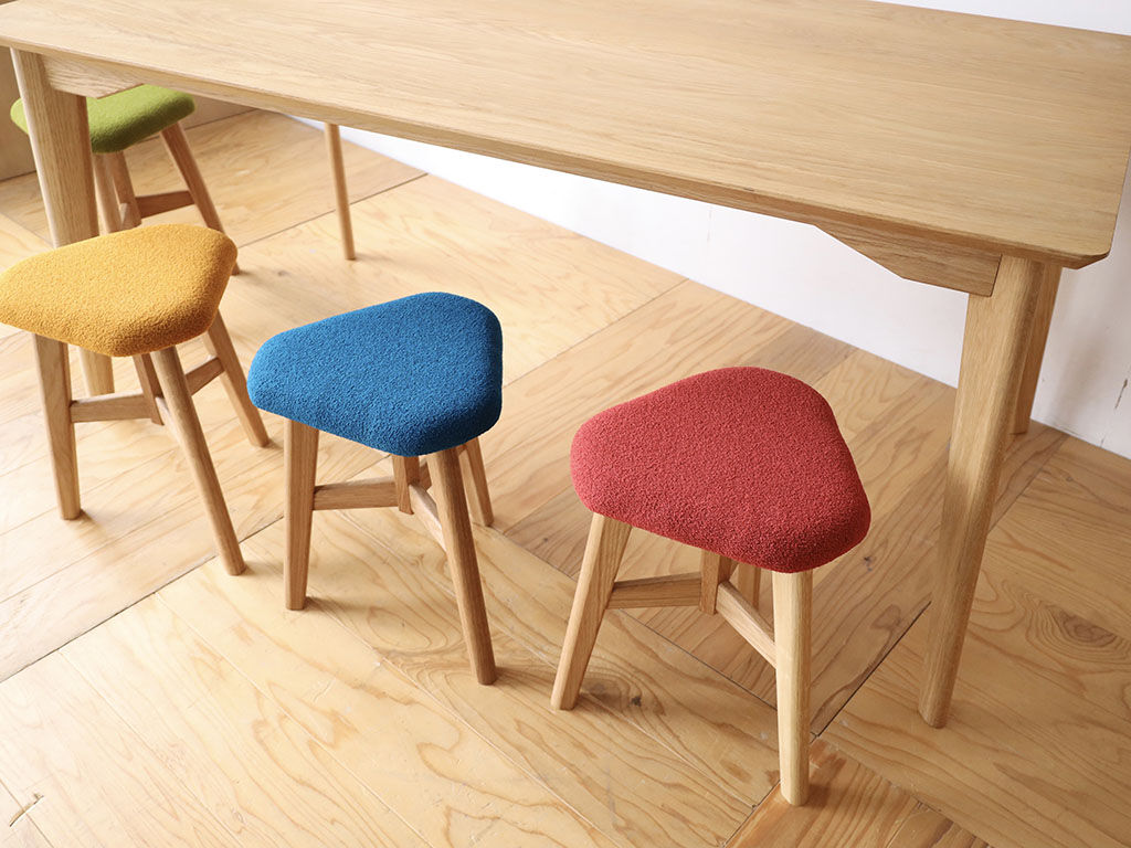 総無垢オークのテーブル「AZZI-Table」とオーク脚のスツール「DELTA STOOL」