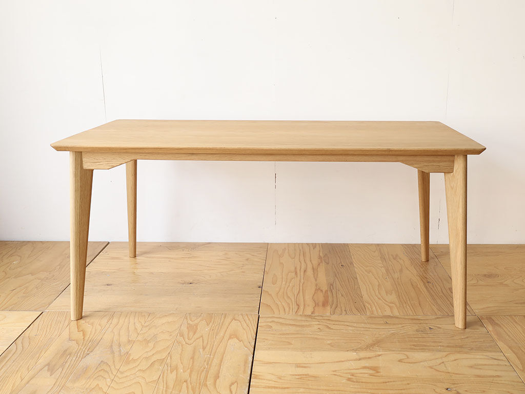 天板・脚ともにオーク材製のテーブル「AZZI-Table」（アジテーブル）