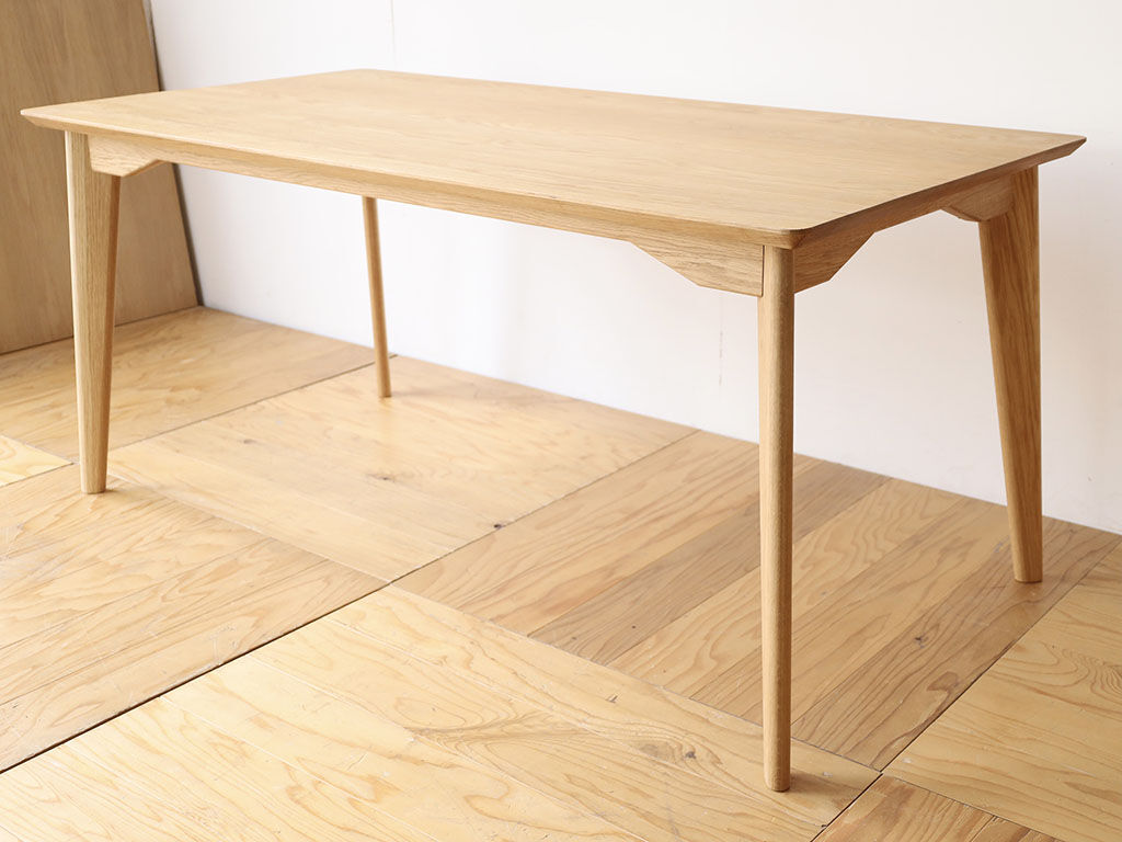シャープなフォルムの無垢オークテーブル「AZZI-Table」