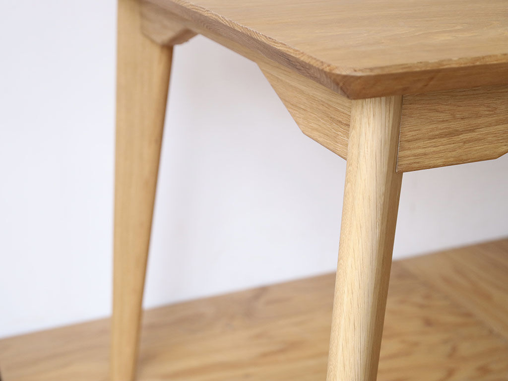 テーパーカット×ハの字型の脚でお洒落な「AZZI-Table」