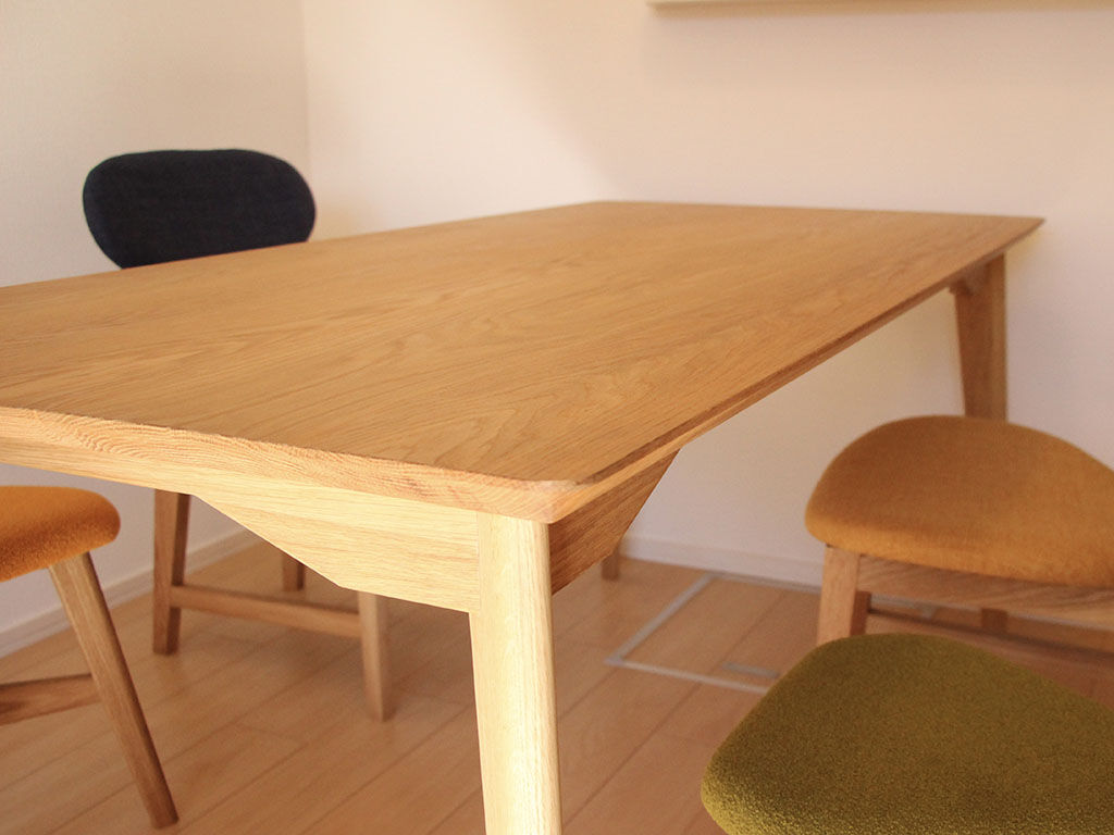 天板・脚ともに角度にこだわった面取りがなされているのでとても軽やかに見える「AZZI-table」