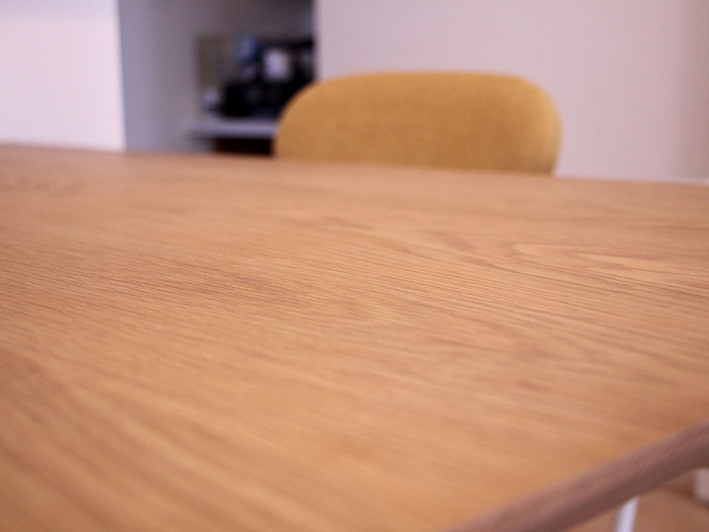 使い込むごとに味わいを増していくであろう「AZZI-table」