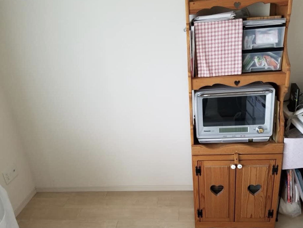 お引っ越し先の間取りに合わず食器棚と並べて置くことができなかったというレンジ台