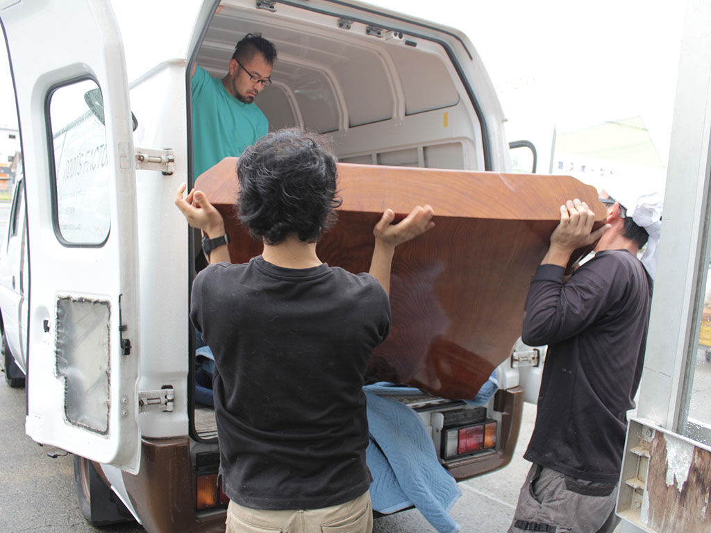 リメイクをご依頼いただいた座卓をトラックから荷下ろししているところ