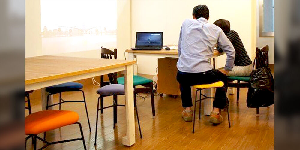 M0049:オフィス用のデスクとカラフルなスツールをオーダーメイドのイメージ