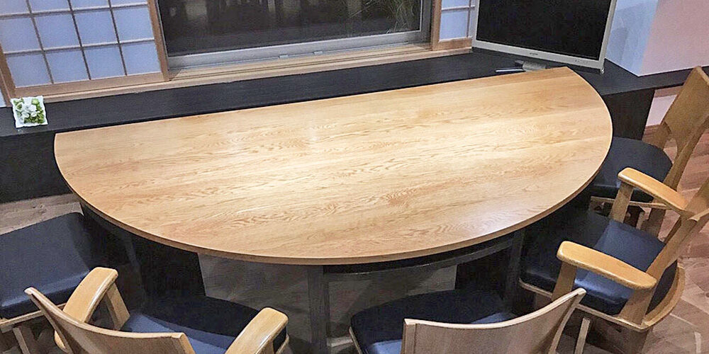 M0060:無垢オークの大きな半円ダイニングテーブル（棚付）を製作のイメージ