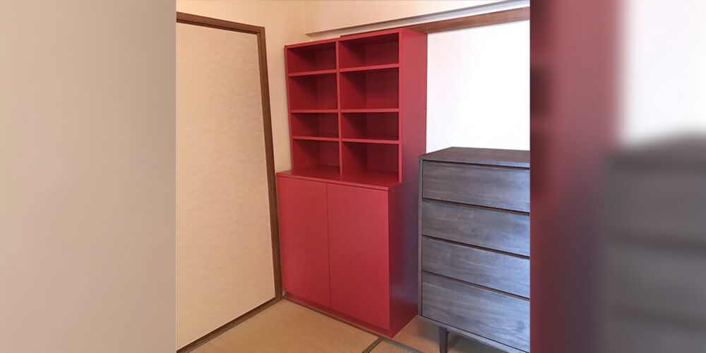 M0070:外も中も真っ赤なプッシュラッチ式開き扉のブックシェルフのイメージ