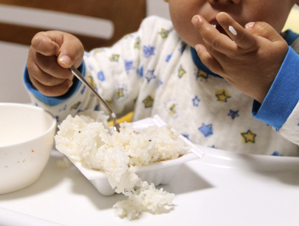 ごはんを盛大にこぼす2歳児