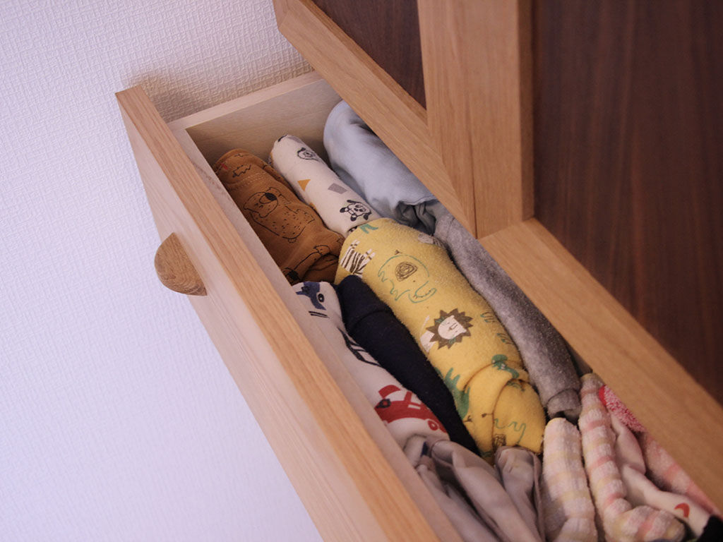 服やバスタオルなどたっぷり収納できるベビーチェスト