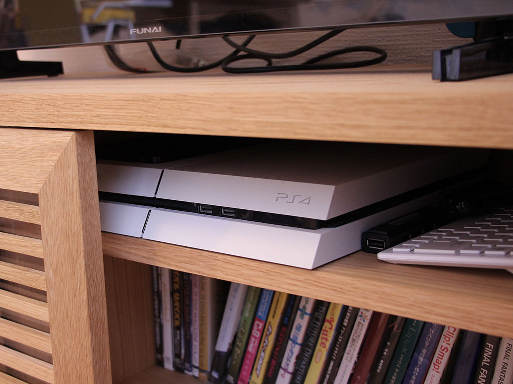 PS4とDVDやブルーレイディスクを収納できるようにしたテレビボードの棚割り