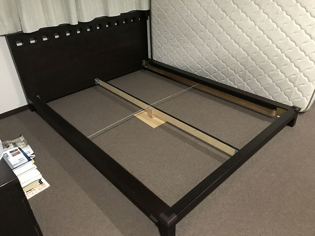 クイーンサイズのベッドフレーム