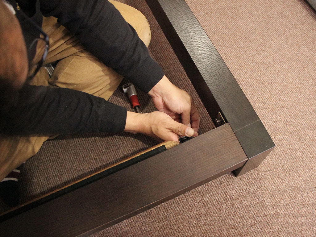ベッドフレームの組み立て作業