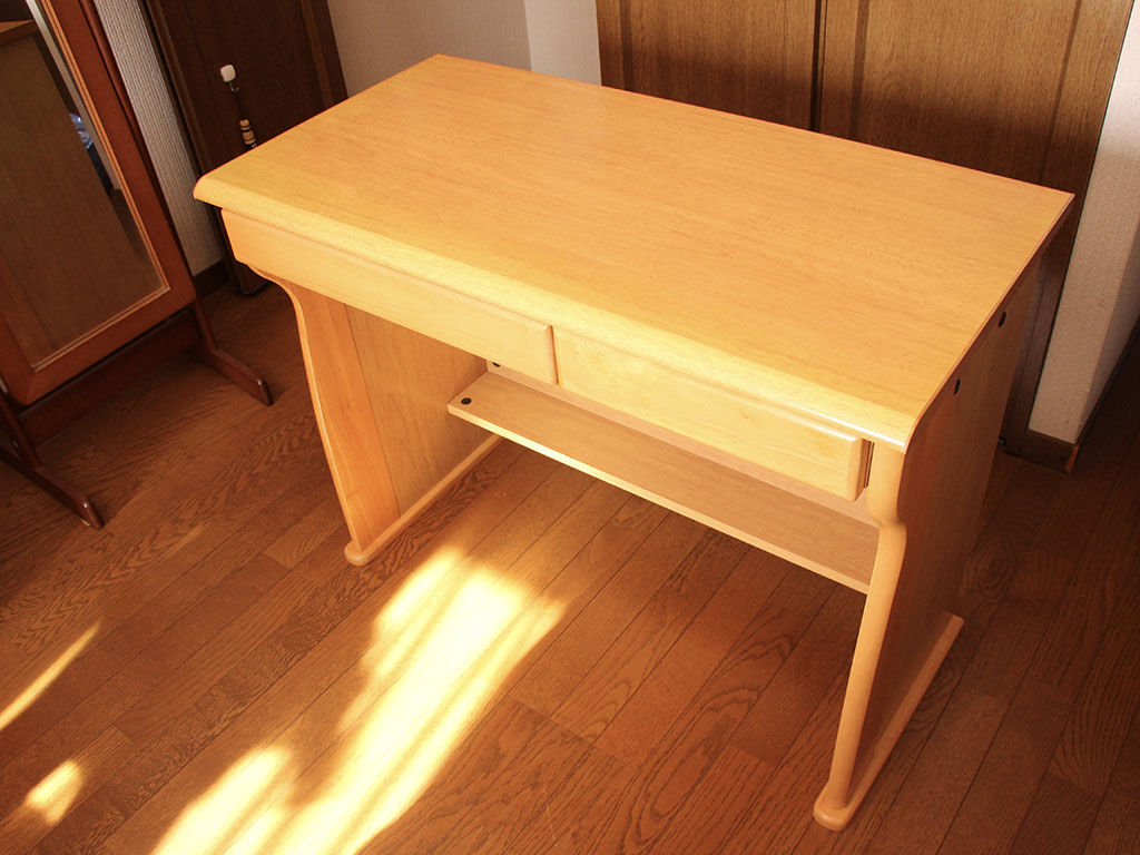 幅・奥行きが縮まりコンパクトになった学習机をお客様のもとに納品