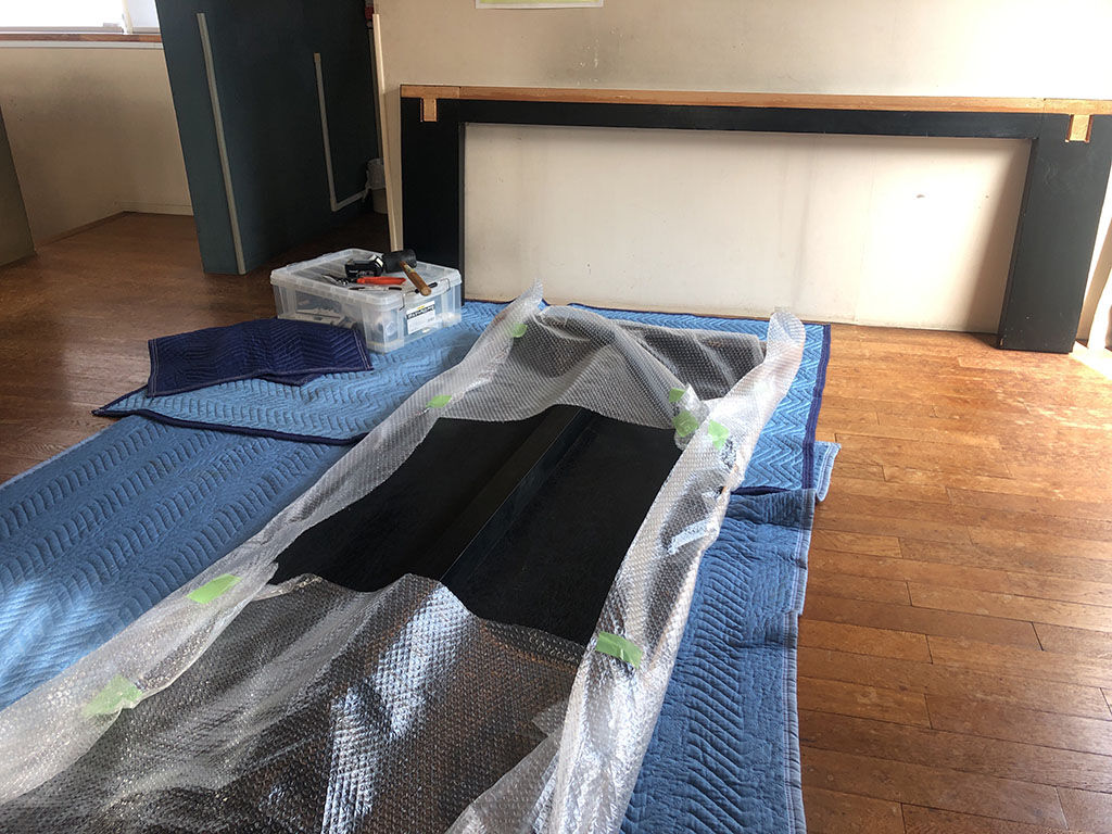 テーブルの天板と脚を分解して搬出準備をしたところ