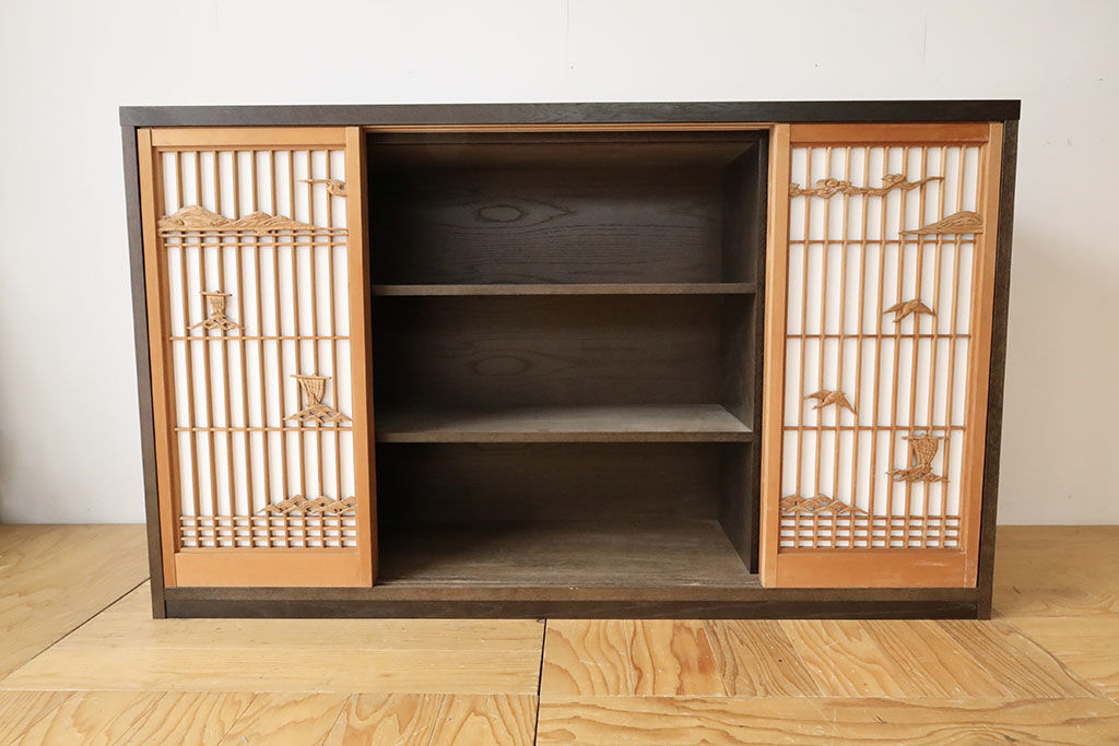 内部は左3枚扉分が2段の棚となっている下駄箱