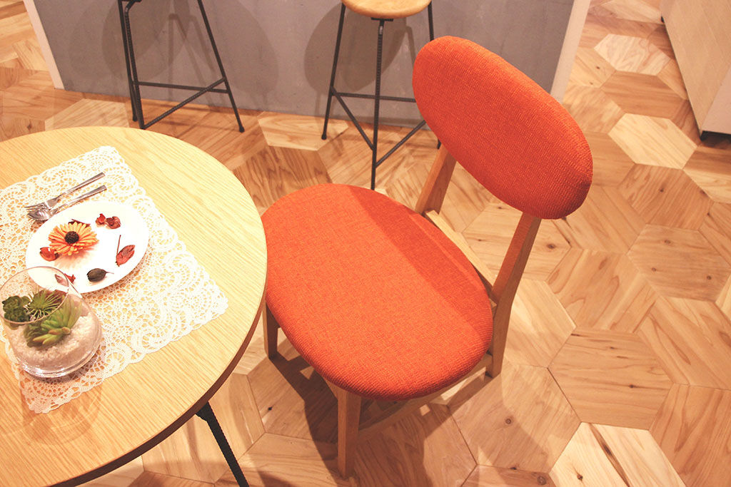 東京店シモキタベースに展示している『カームチェア』(オレンジファブリック仕様)