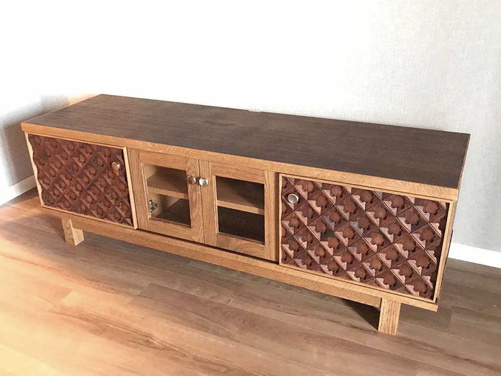 ガラス扉を使用したテレビボード