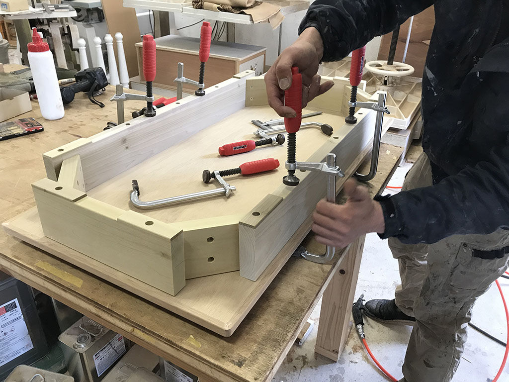 様々な家具製作が行われている淡路島工房。そのスケジュール組みは…のイメージ