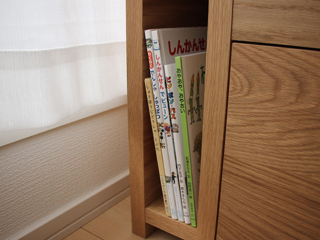 絵本を収納できるベッドのヘッドボード