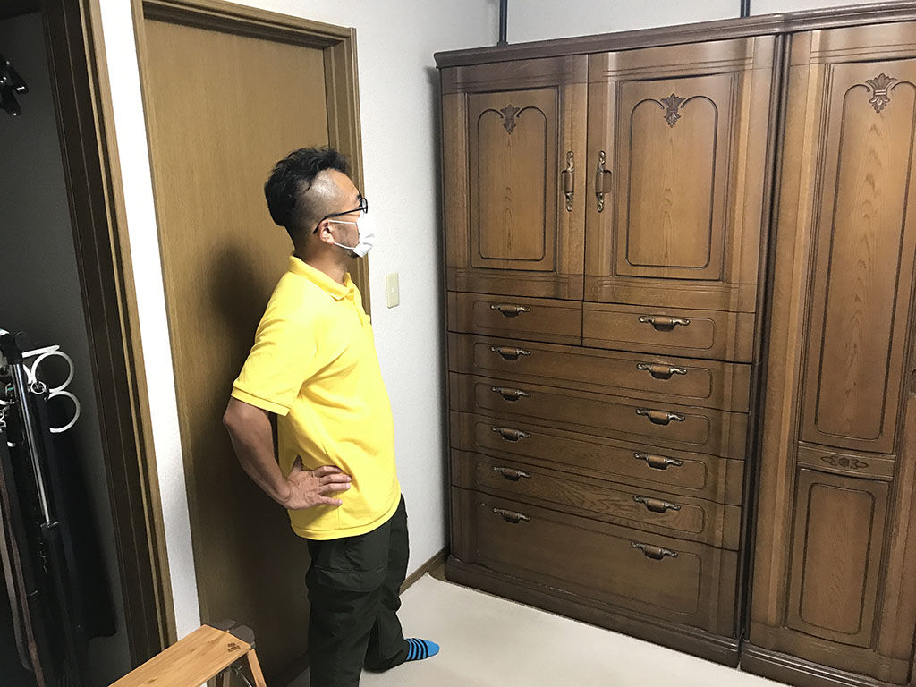 開き扉+引き出し一段分の高さで上下分割できる仕様の和タンス