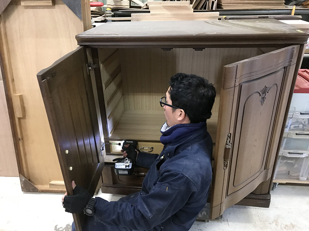 淡路島工房での家具リメイク製作風景
