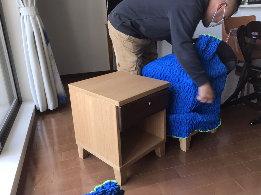 リメイクした家具の納品の様子