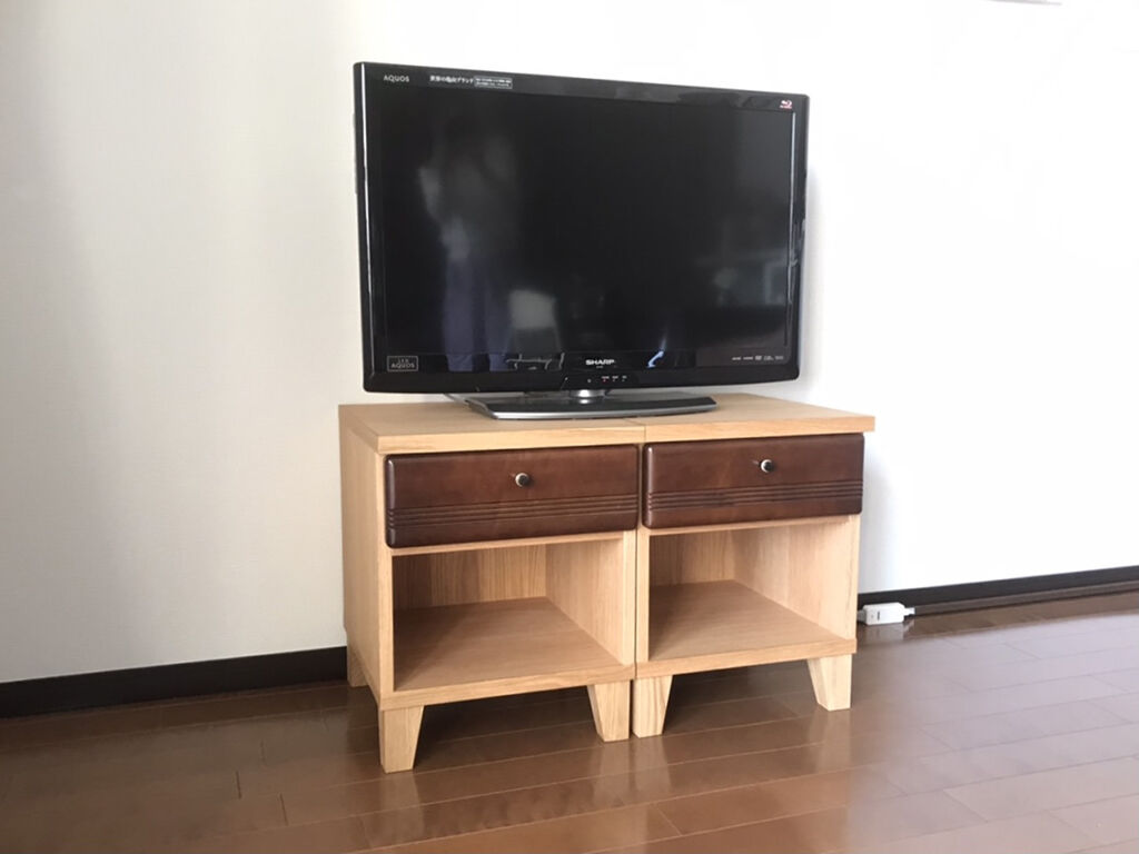テレビ台としてもぴったりの大きさのナイトテーブル2台