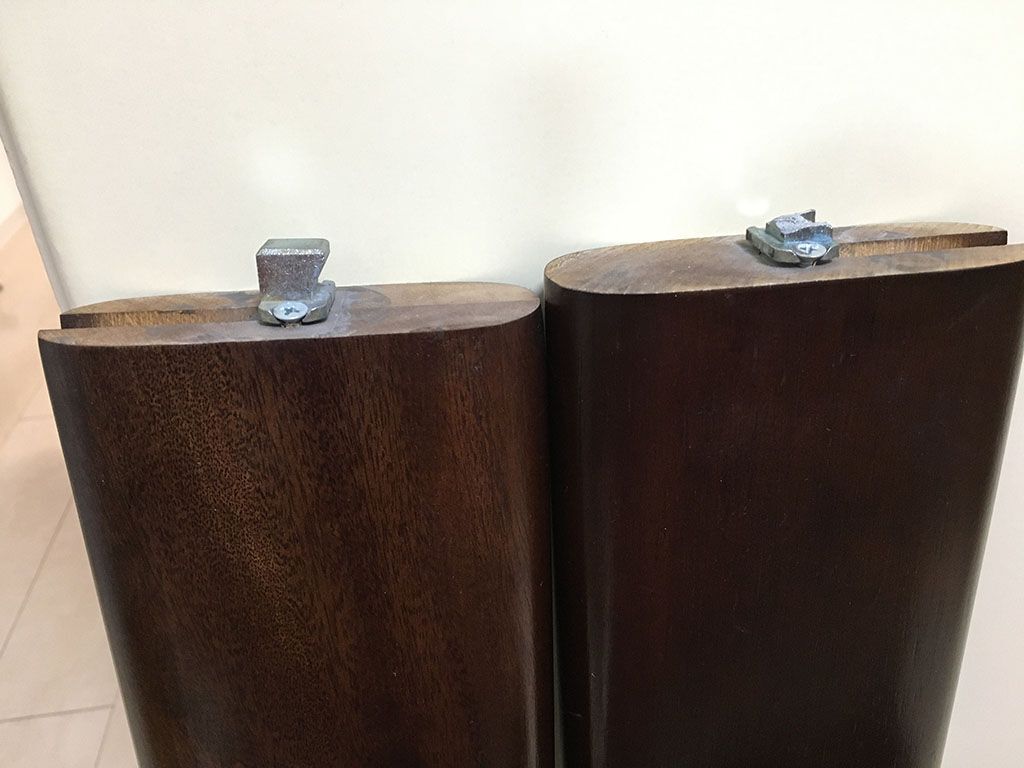 レッグジョイントの金具が破損してしまったテーブル脚（右側）