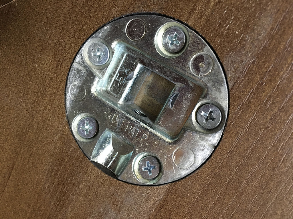 テーブル天板に埋め込まれているレッグジョイント金具