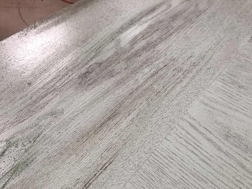 エイジング加工を施しかすれを出す