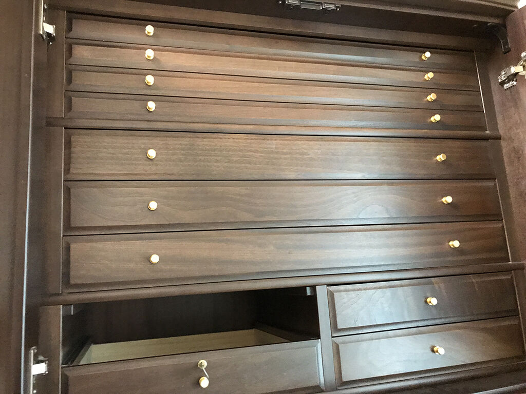 幅の狭い引き出しを使用して小さめのチェストを作ることに