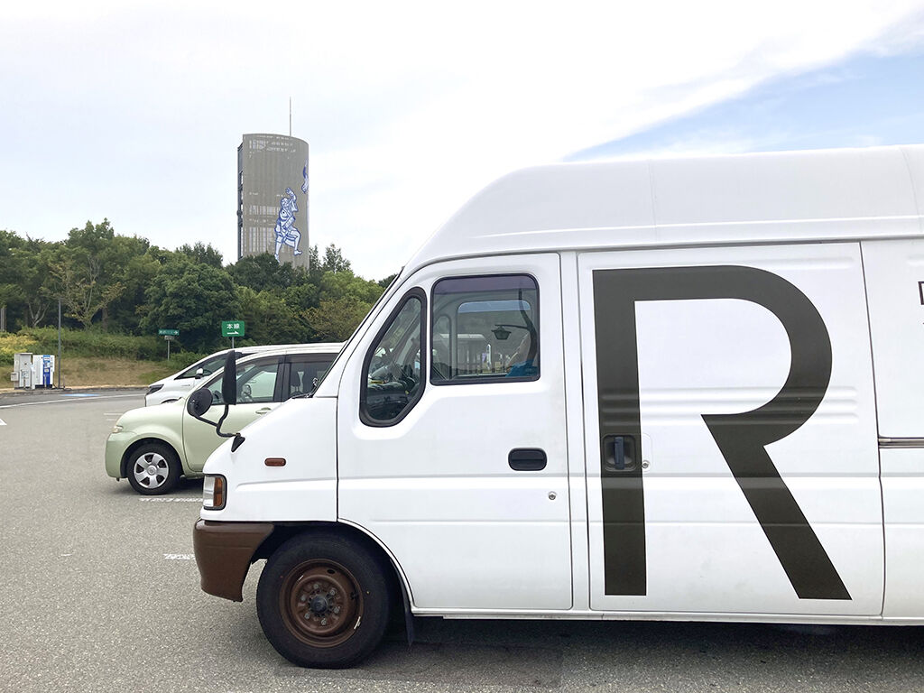 お客様の大切な家具をリメイクするため自社トラックでお引き取り