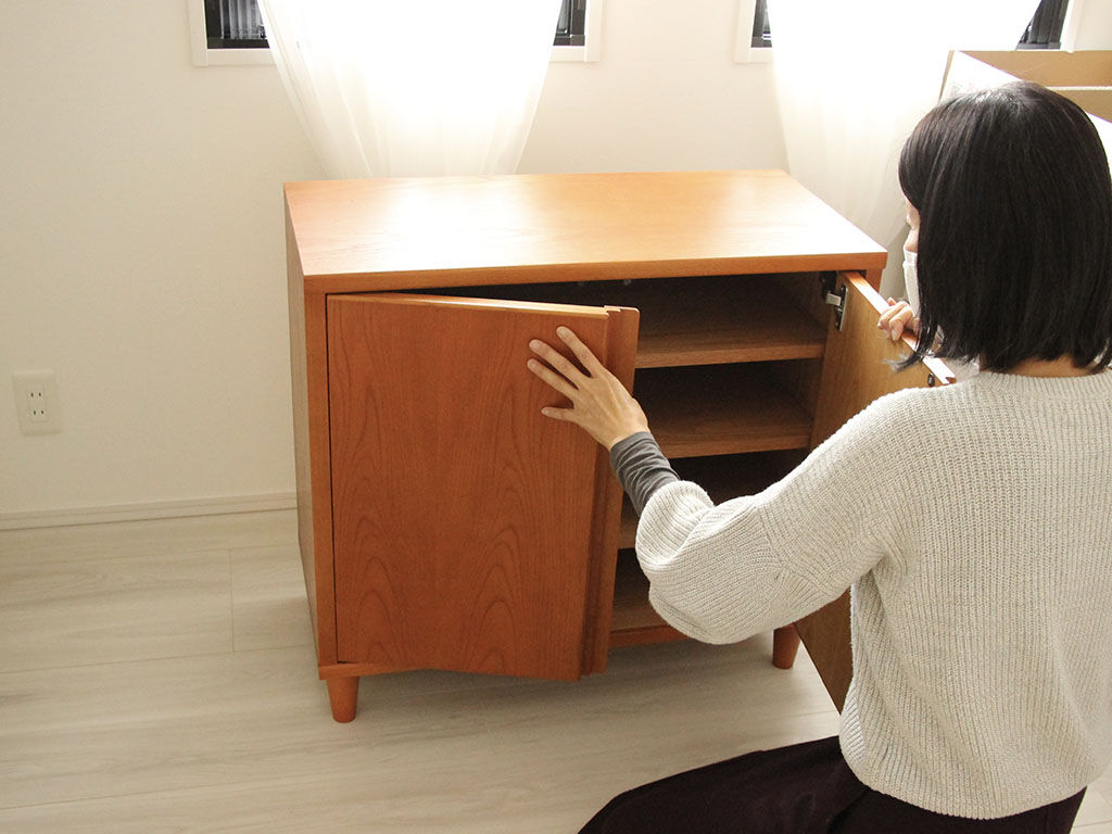 思い出の下駄箱をリメイクしたキャビネットを「この感じ、懐かしい」とご覧になるお客様