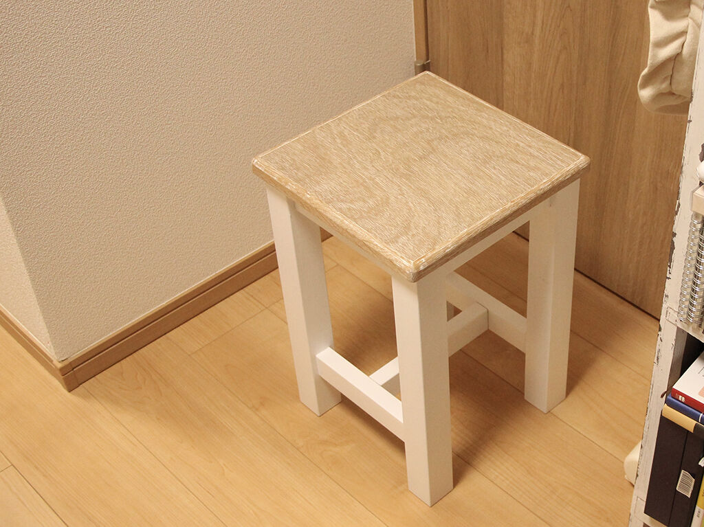 お部屋のどこにでも置けるコンパクトサイズのスツール